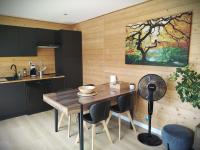 Kuchyňa alebo kuchynka v ubytovaní Cottage chaleureux avec Sauna & Jacuzzi
