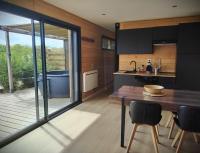 Kuchyňa alebo kuchynka v ubytovaní Cottage chaleureux avec Sauna & Jacuzzi