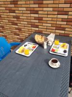 Una mesa con dos platos de comida y una taza de café. en MAHALI HOTEL, en Batumi