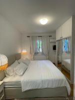 A bed or beds in a room at Sarwnisland