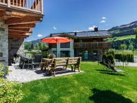 A garden outside Tauern Lodge L