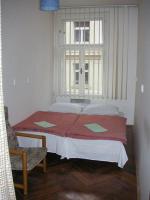 Un dormitorio pequeño con una cama y una ventana. en Hostel Bell, en Praga