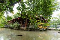 Вид на реку недалеко от курортного отеля