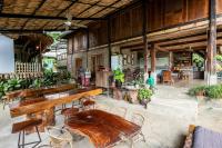 枚州县利姆之家民宿的大型客房配有木桌和椅子。