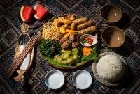 枚州县利姆之家民宿的桌子上放着一盘食物