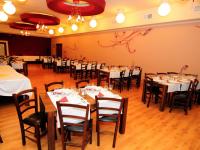 ein Esszimmer mit Tischen und Stühlen mit weißen Tischdecken in der Unterkunft Hotel Termal in Geoagiu-Băi