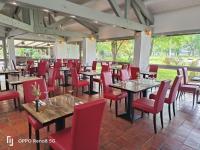 Hôtel - Restaurant La Belle Poule - Contact Hôtel في روشفور: غرفة طعام مع طاولات وكراسي حمراء