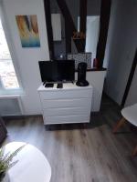 Televízia a/alebo spoločenská miestnosť v ubytovaní Studio Charmant Confortable TV Centre Ville Louviers