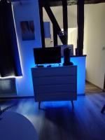 Televízia a/alebo spoločenská miestnosť v ubytovaní Studio Charmant Confortable TV Centre Ville Louviers