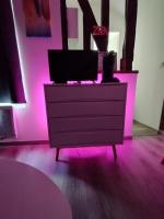 Televízia a/alebo spoločenská miestnosť v ubytovaní Studio Charmant Confortable TV Centre Ville Louviers