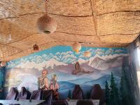 un murale sulla parete di una sala da pranzo di Apna Ghar Hotel And Resort a Chaukori