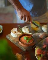 タラスコンにあるMas des Comtes de Provenceの包丁で皿を切る者