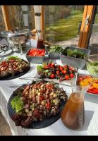 un tavolo con molti piatti di cibo sopra di Hotel Restaurant Moosmühle a Dietenhofen