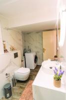 A bathroom at LOVELY AND SUNNY APARTAMENT 300m FROM BEACH!!