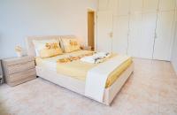 A bed or beds in a room at LOVELY AND SUNNY APARTAMENT 300m FROM BEACH!!