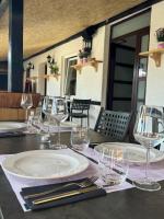 een tafel met borden en glazen op een tafel bij Vila Park Turanj in Turanj