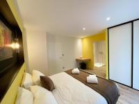 Ein Bett oder Betten in einem Zimmer der Unterkunft Gîte Pont-de-Ruan, 6 pièces, 12 personnes - FR-1-381-579