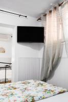 Televízia a/alebo spoločenská miestnosť v ubytovaní Rent House Daphne