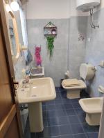 A bathroom at Pavoncelle Holidays Home