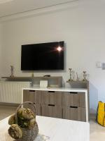 TV a/nebo společenská místnost v ubytování Super appartement avec 5 piscines en résidence
