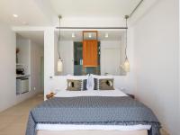 Posteľ alebo postele v izbe v ubytovaní Bluetopia Suites