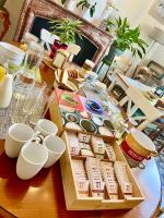 una mesa de madera con tazas y cuencos. en Entre Midi - Maison d'Hôtes - B&B, en Capestang