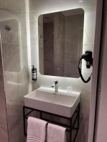 OZO Hotels Antares Airportにあるバスルーム