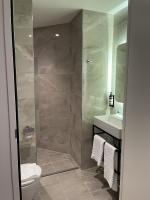 OZO Hotels Antares Airportにあるバスルーム