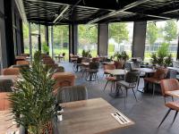 OZO Hotels Antares Airportにあるレストランまたは飲食店