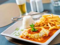 ホテルの敷地内または近くでの食事または食べ物