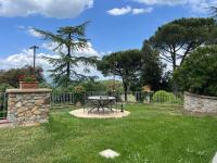 A garden outside Agriturismo Aia Leccioni