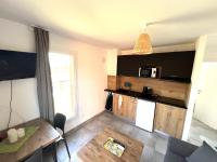 Kuchnia lub aneks kuchenny w obiekcie Résidence hôtelière les hameaux de saint cyprien 25 M2