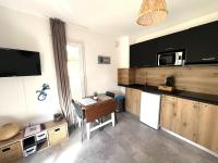 Kuchnia lub aneks kuchenny w obiekcie Résidence hôtelière les hameaux de saint cyprien 25 M2