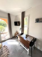 Telewizja i/lub zestaw kina domowego w obiekcie Résidence hôtelière les hameaux de saint cyprien 25 M2