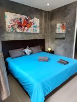 Postel nebo postele na pokoji v ubytování Modern Bangtao Studio