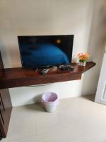 TV a/nebo společenská místnost v ubytování Modern Bangtao Studio