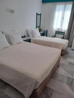 Łóżko lub łóżka w pokoju w obiekcie Hotel Aegeon