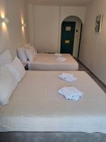 Łóżko lub łóżka w pokoju w obiekcie Hotel Aegeon