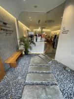 新山Attrus Bed & Breakfast的一间位于商店的带石头走道的大堂