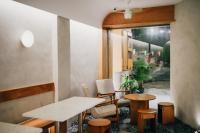 新山Attrus Bed & Breakfast的餐厅设有桌椅和窗户。