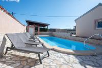 Bazén v ubytovaní Holiday Home Luka Pridraga alebo v jeho blízkosti
