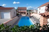 Bazén v ubytovaní Holiday Home Luka Pridraga alebo v jeho blízkosti