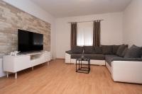 Televízia a/alebo spoločenská miestnosť v ubytovaní Holiday Home Luka Pridraga