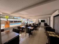 En restaurant eller et andet spisested på Apart-hotel 36m² Varanda Vista Mar no Cabo Branco
