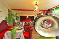 un restaurante con mesas y sillas y un gran tazón de metal en Logis Hôtel Hostellerie Saint-Jacques, en Saint-Saud-Lacoussière