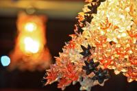 Un primer plano de una lámpara de araña con purpurina. en Logis Hôtel Hostellerie Saint-Jacques, en Saint-Saud-Lacoussière