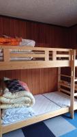 白神山地の麓でヤギのいるゲストハウス　あわじ商店にある二段ベッド