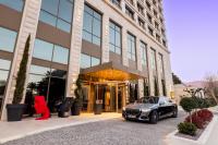 Un coche negro aparcado delante de un edificio en Merit Starlit Hotel &amp; Residences, en Budva