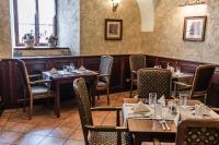Un restaurante con mesas y sillas en una sala. en Hotel Octarna - Free On-site Parking, en Kroměříž