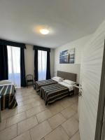 A bed or beds in a room at Hotel Alessander